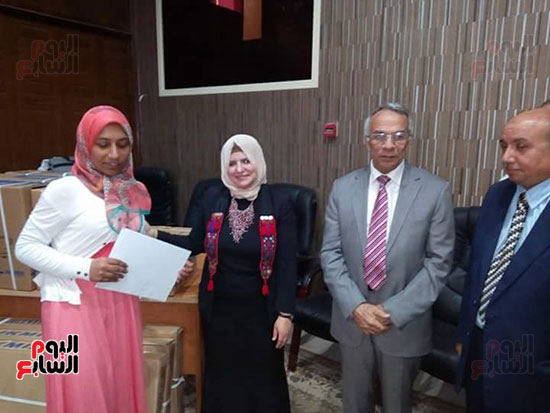 محافظ شمال سيناء يكرم متدربات مشروع فرصة  بالعريش (2)
