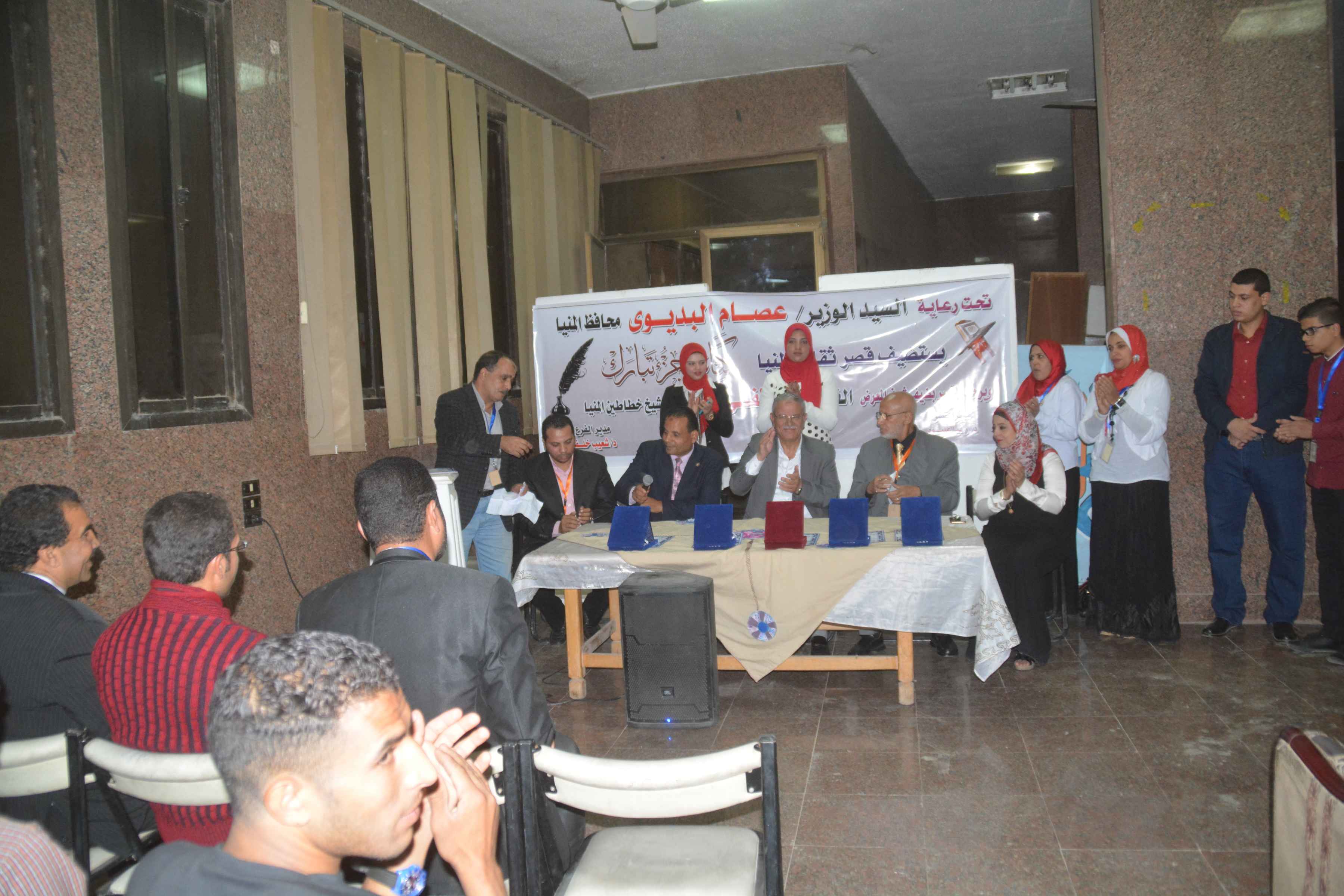 محافظ المنيا يفتتح معرض الخط العربى بقصر الثقافة  (2)
