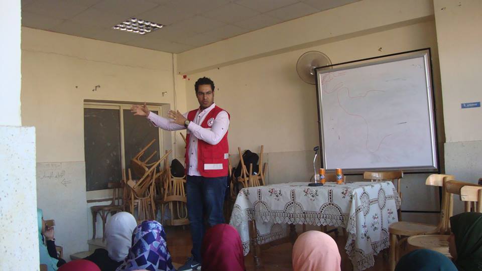  الهلال الأحمر ينظم ندوة حول الإسعافات الأولية لـ150 طالبة بكلية بنات الأقصر