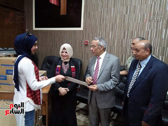 محافظ شمال سيناء يكرم متدربات مشروع فرصة  بالعريش (4)