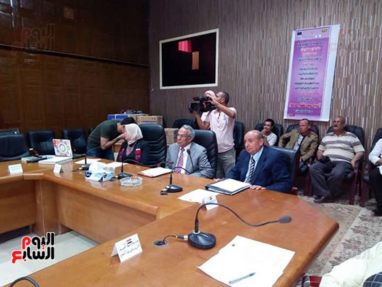 محافظ شمال سيناء يكرم متدربات مشروع فرصة  بالعريش (9)
