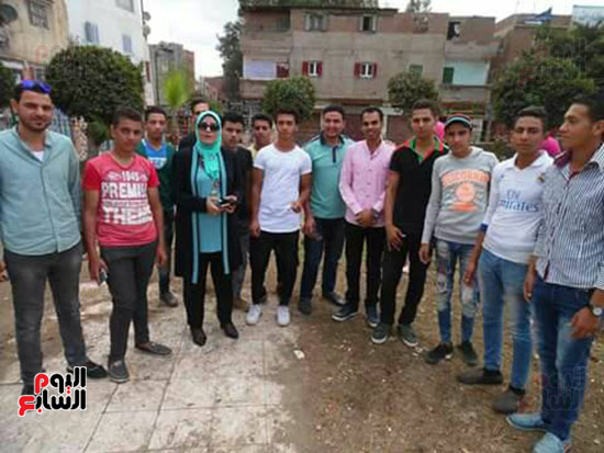         رئيس مدينة الحامول مع عدد من الشباب المشاركين في الحملة