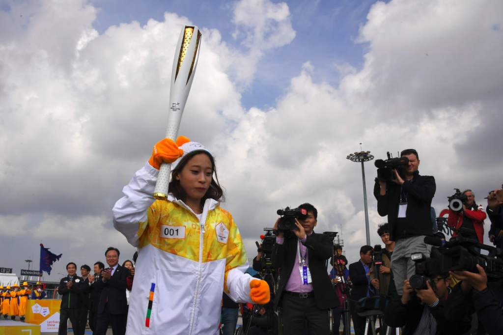 يو يونج تحمل شعلة أولمبياد 2018