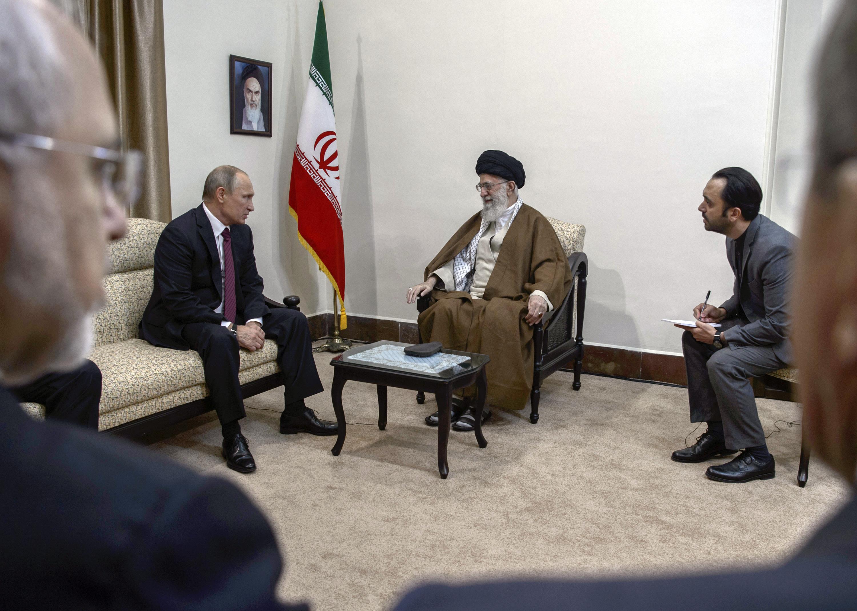 الرئيس الروسي يتحدث مع مرشد الثورة الإيرانية