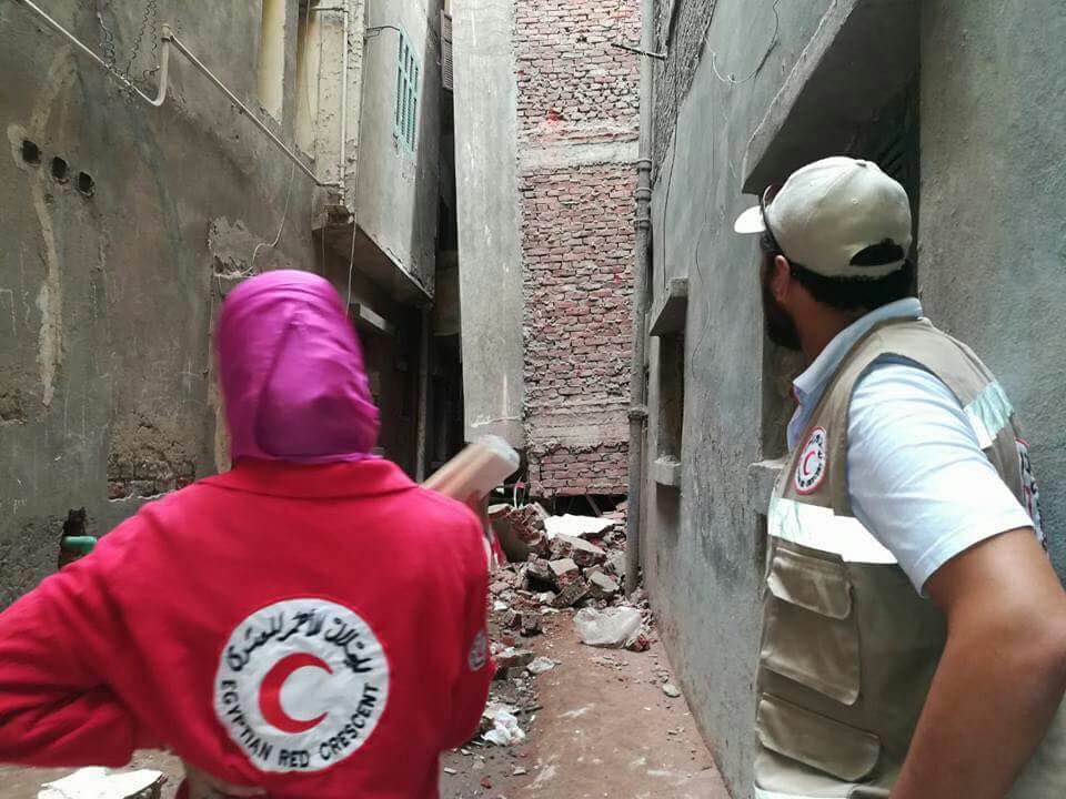 الهلال الأحمر يشارك فى إغاثة المواطنين في حادثة انهيار عقار بالمنصورة  (2)