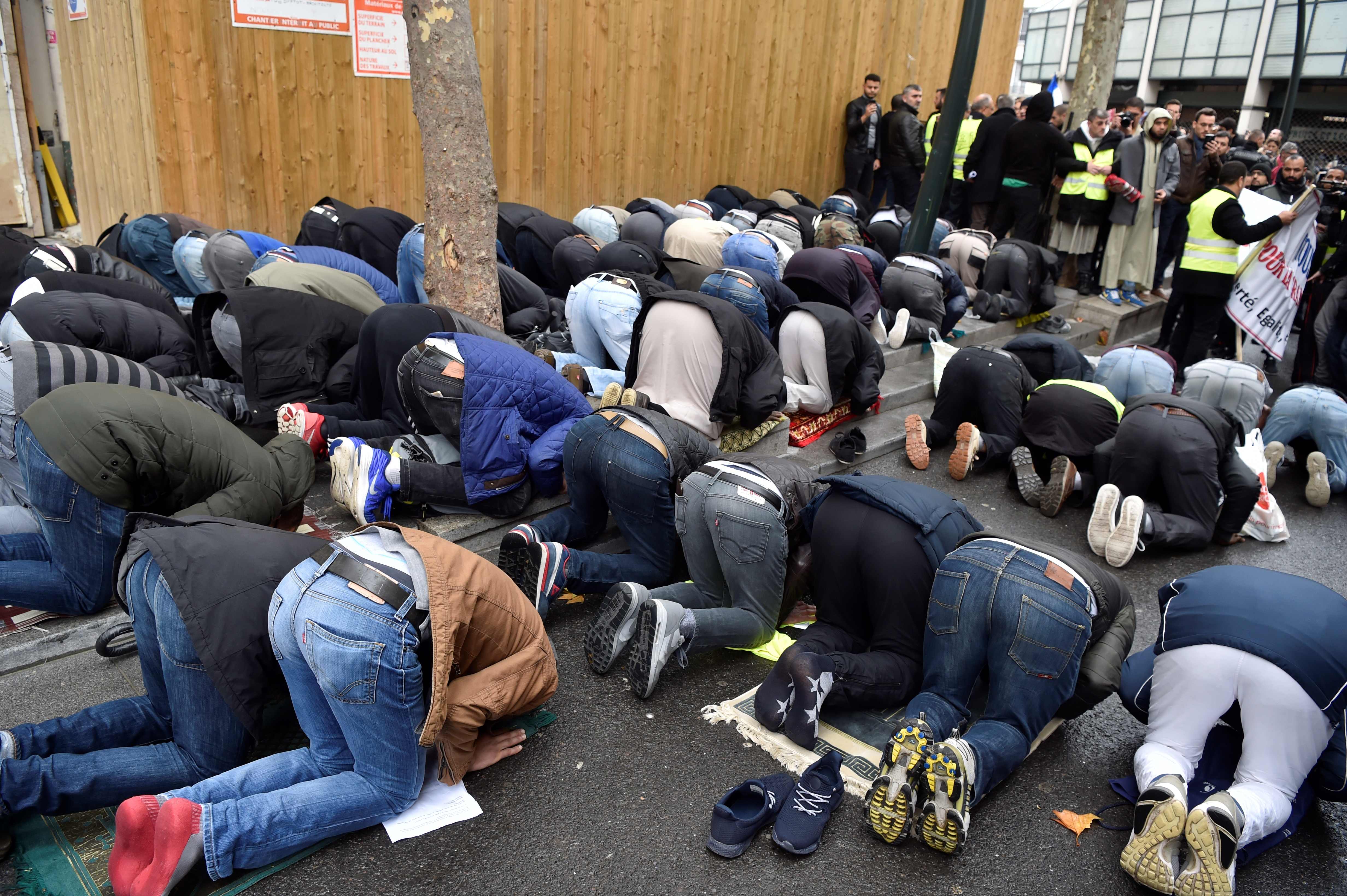 مسلمو فرنسا يؤدون الصلاة فى الشوارع بعد إغلاق السلطات المساجد