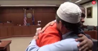 أب يحتضن قاتل ابنه بالمحكمة