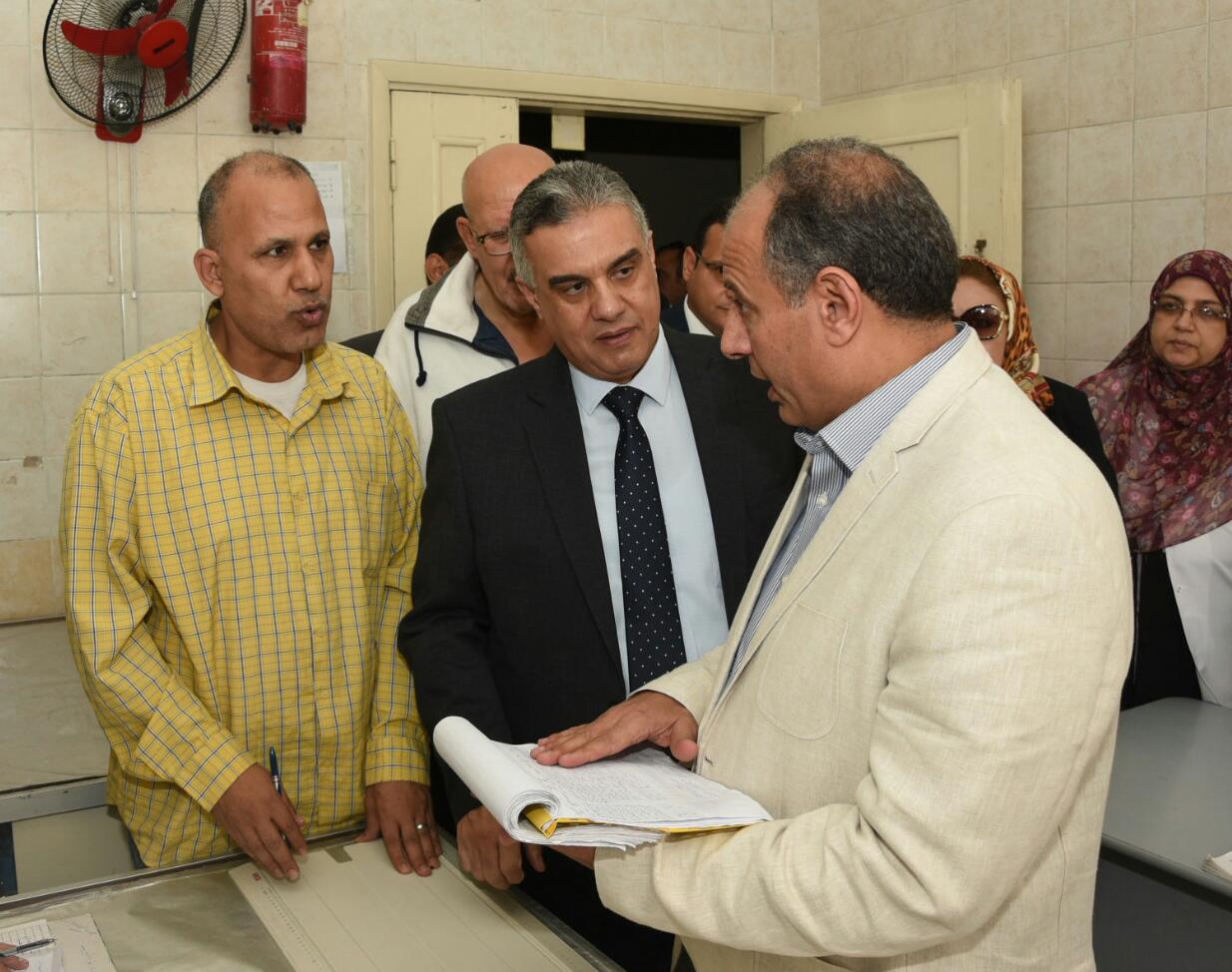 محافظ الاسكندرية يتفقد ملفات الوحدة الصحية