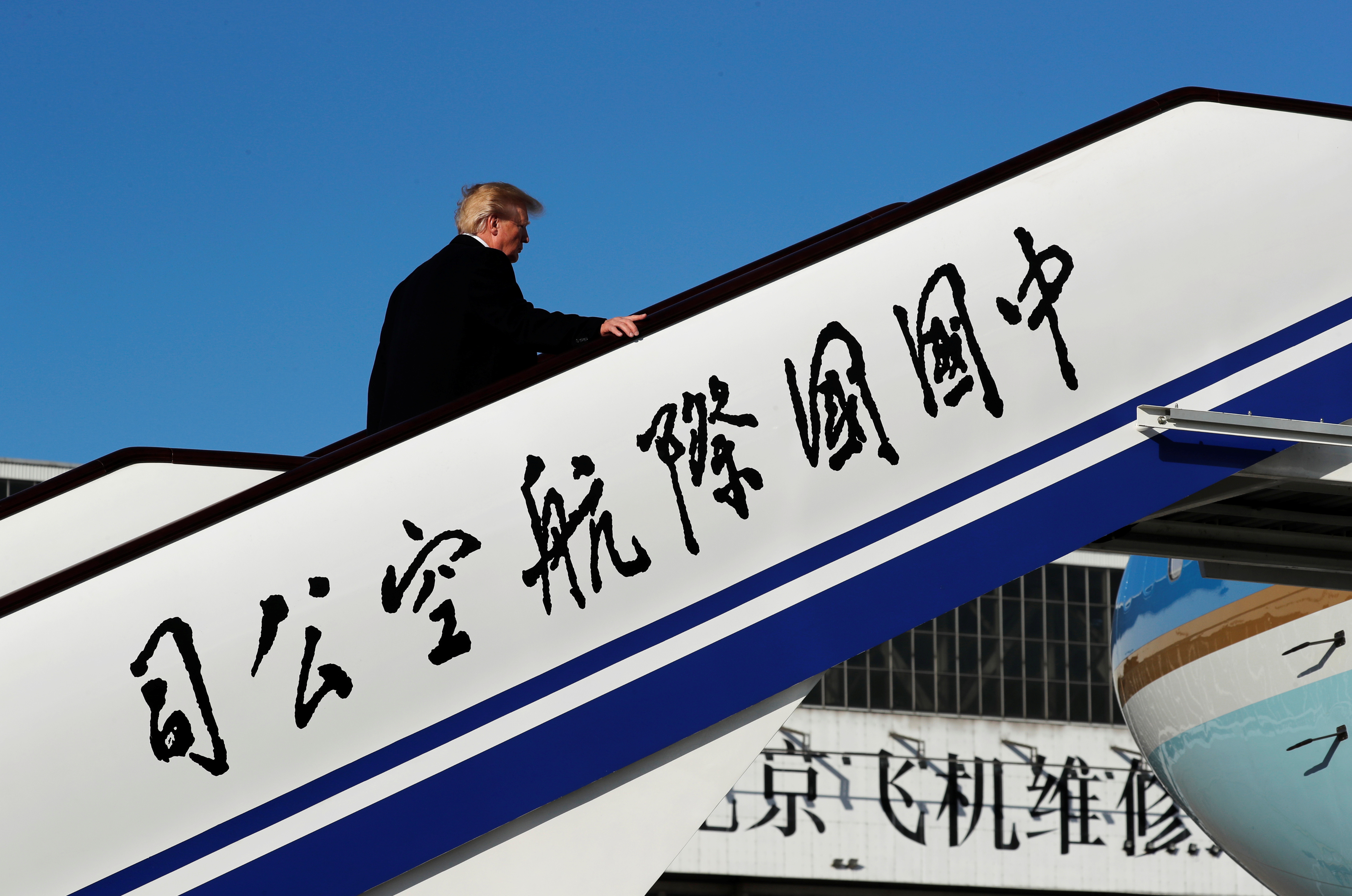 الرئيس الأمريكى يستقل الطائرة