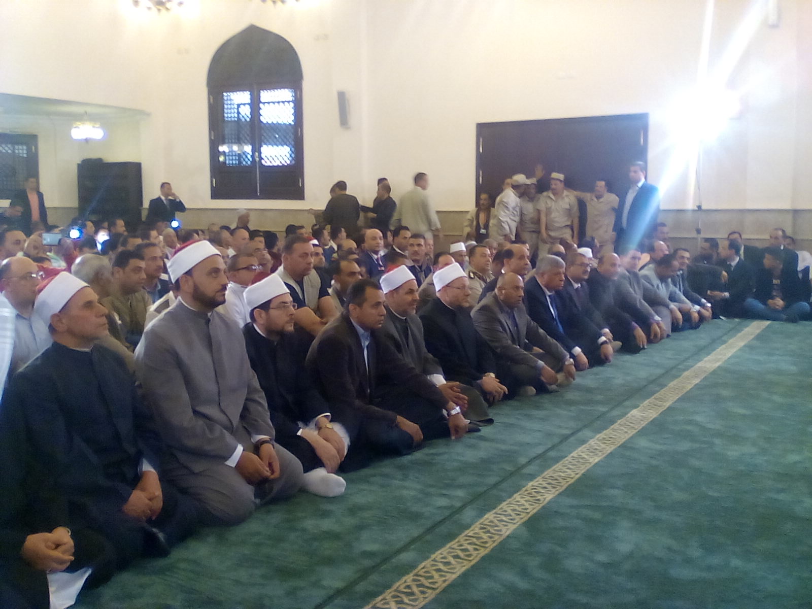 اداء صلاة الجمعة داخل المسجد