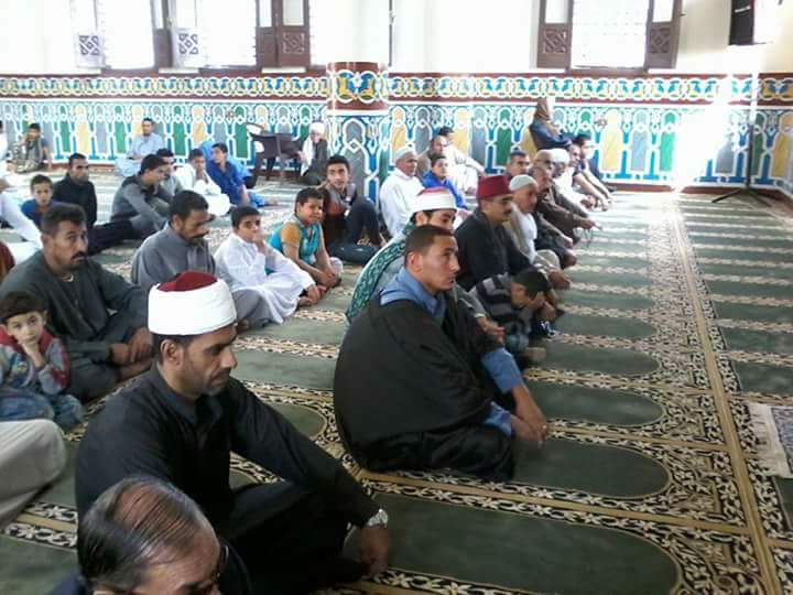  المصلين في المسجد 