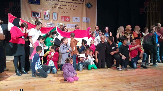  الأطفال يرفعون علم مصر 