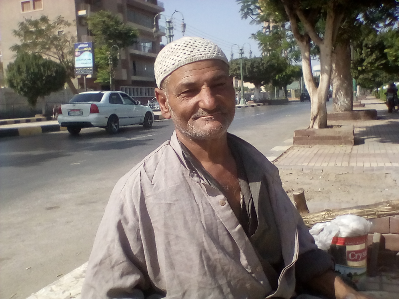 محمد يجلس على رصيف الكورنيش