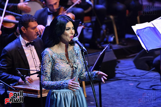 السورية رويدا عطية تبدأ حفلها الان ضمن فعاليات مهرجان الموسيقى العربية (1)