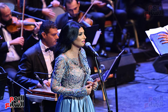 السورية رويدا عطية تبدأ حفلها الان ضمن فعاليات مهرجان الموسيقى العربية (2)