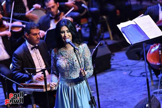 السورية رويدا عطية تبدأ حفلها الان ضمن فعاليات مهرجان الموسيقى العربية (6)