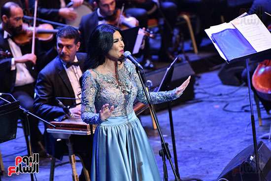 السورية رويدا عطية تبدأ حفلها الان ضمن فعاليات مهرجان الموسيقى العربية (4)