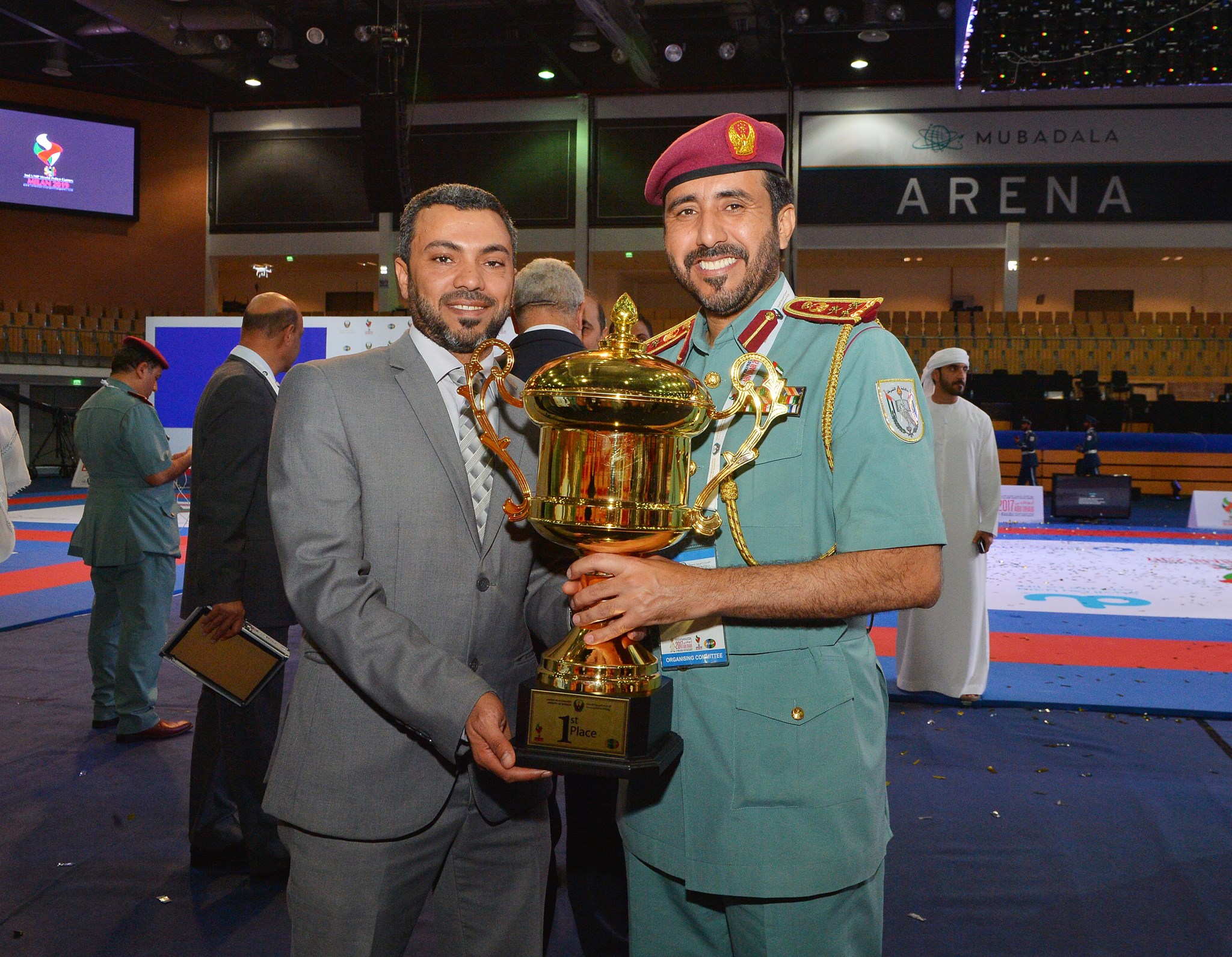 كأس البطولة مع منظمى الدورة العقيد وليد الشامسيى ومحمد عبد الجواد
