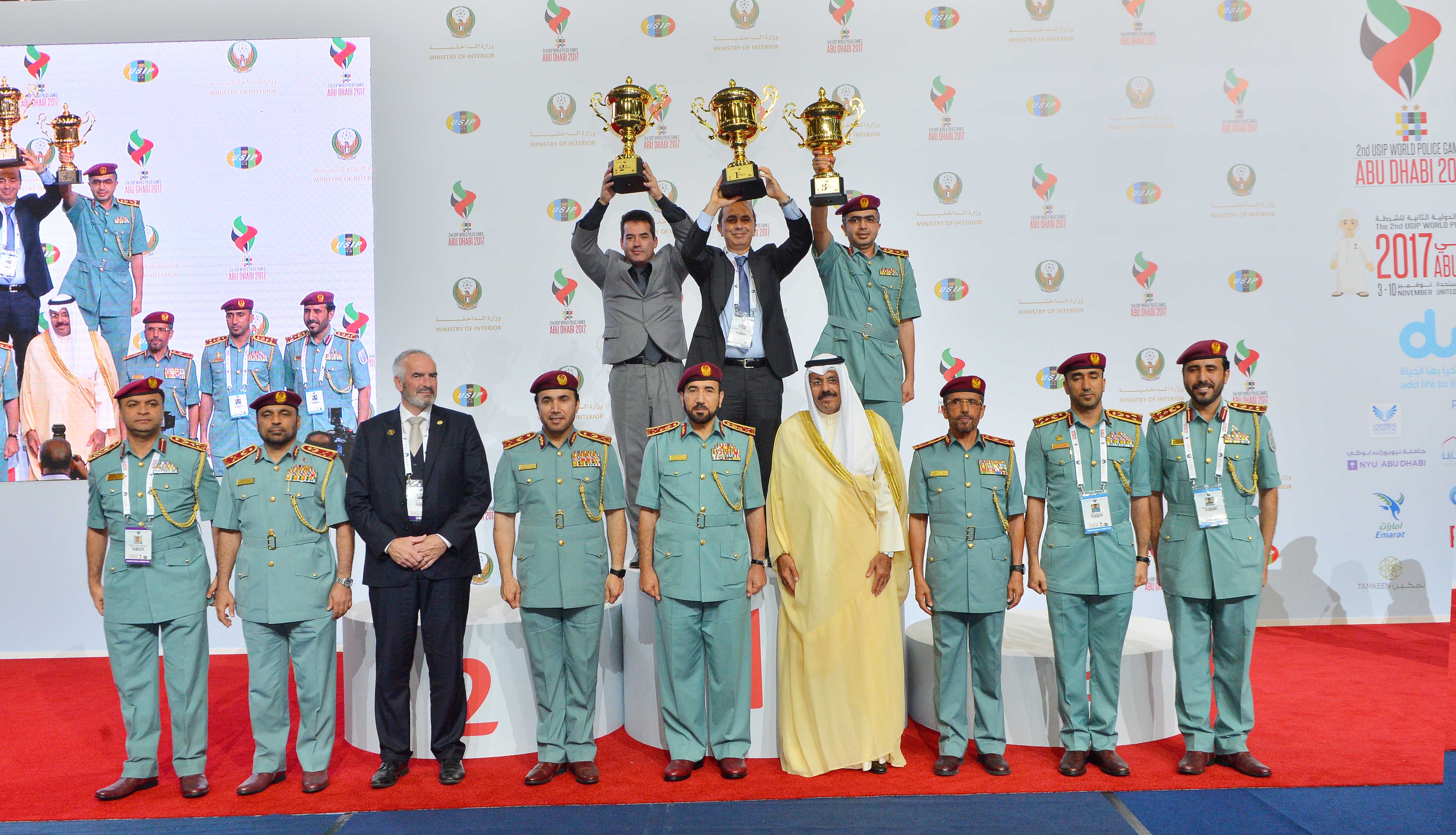 صورة تذكارية للقيادات الاماراتية ورؤساء الفائزين بالبطولة