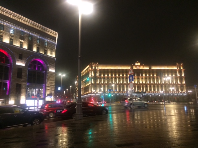ميادين موسكو تخطف الأنظار رغم برودة الطقس