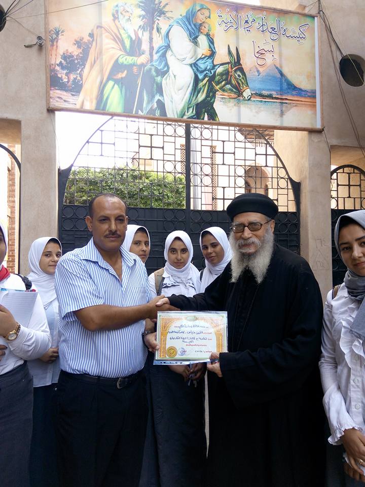   شهادة تقدير للقمص متياس راعي كنيسة السيدة العذراء