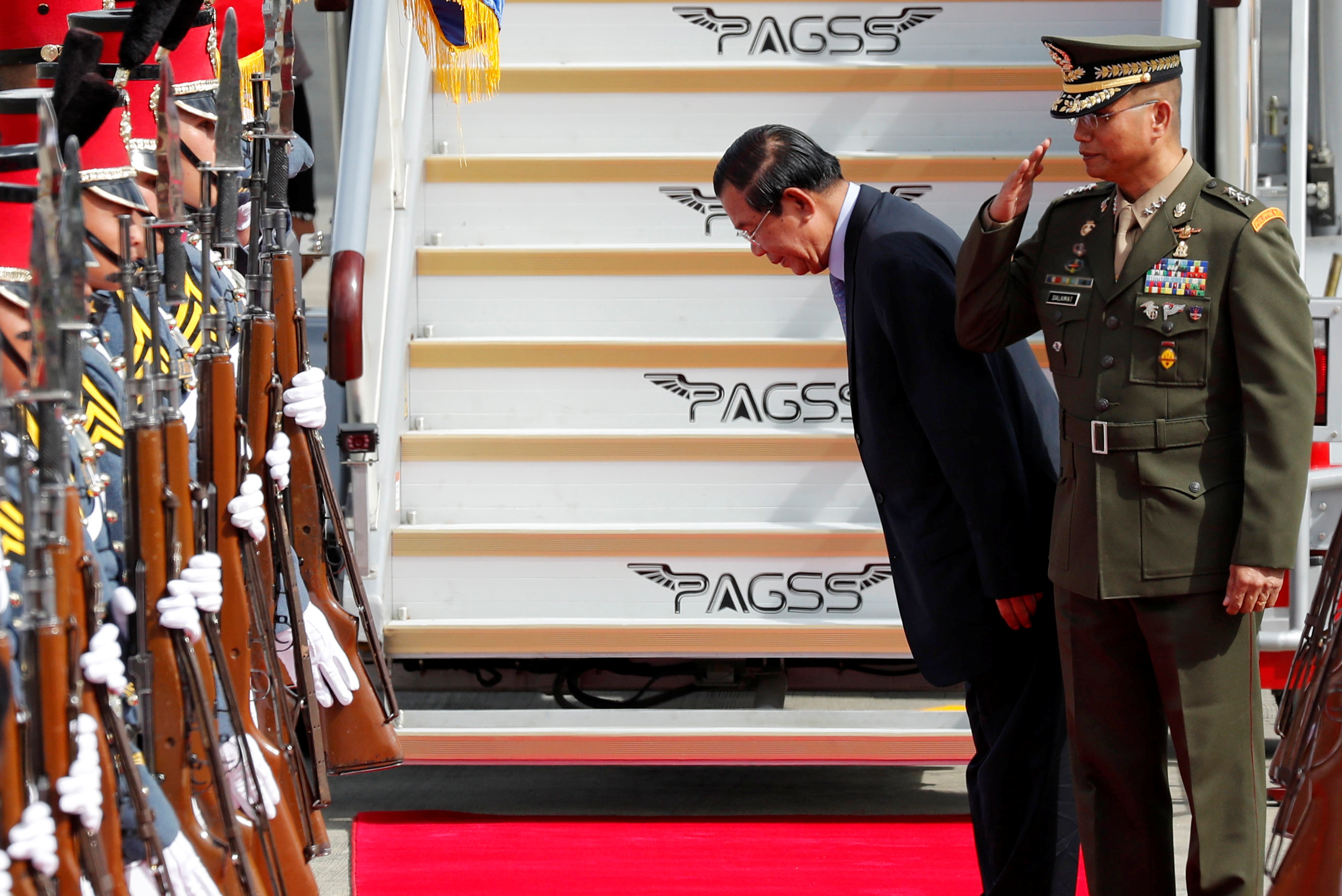 رئيس وزراء كمبوديا يحيى حرس الشرف فى الفلبين