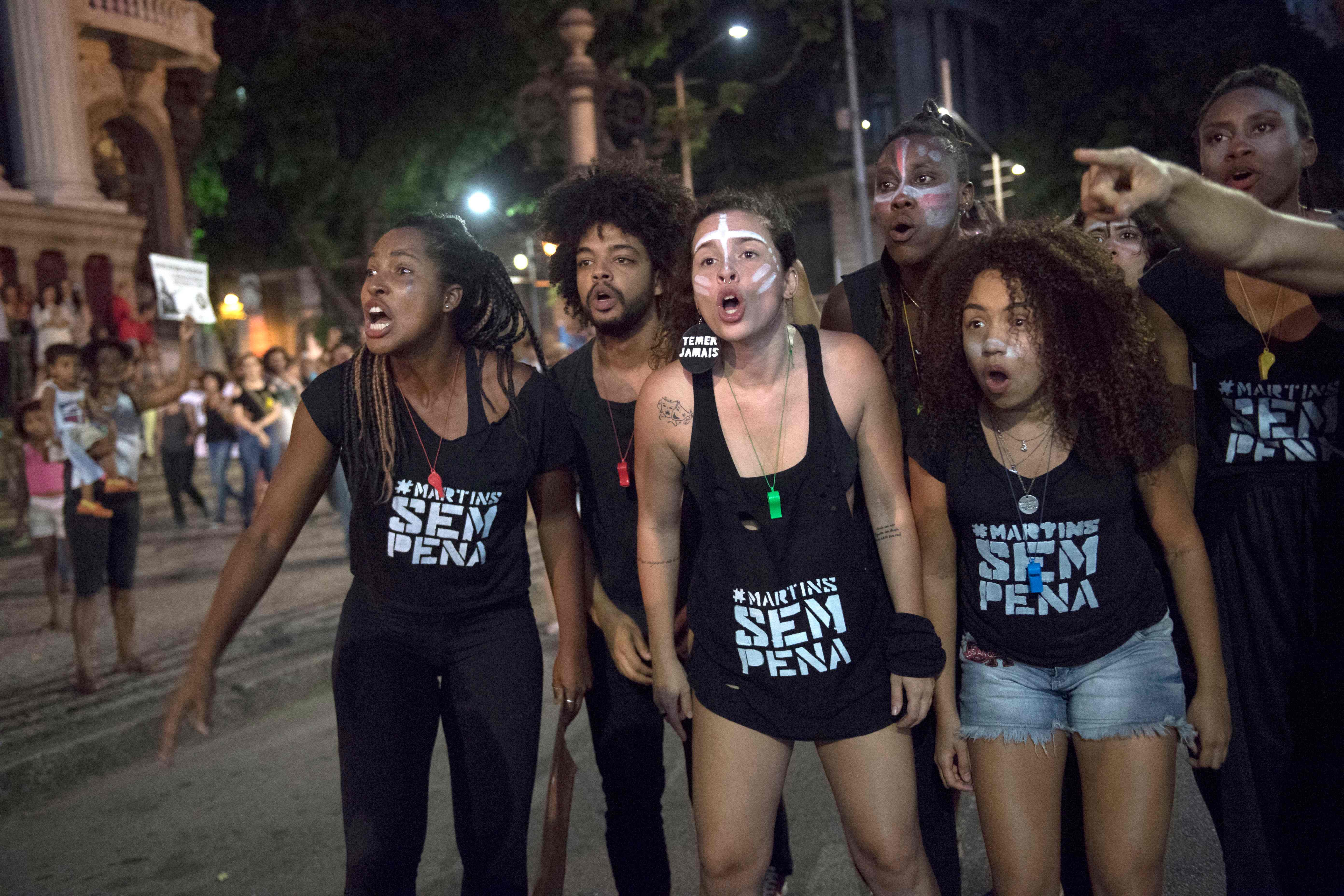 شباب يتظاهرون ضد اجراءات التقشف فى البرازيل