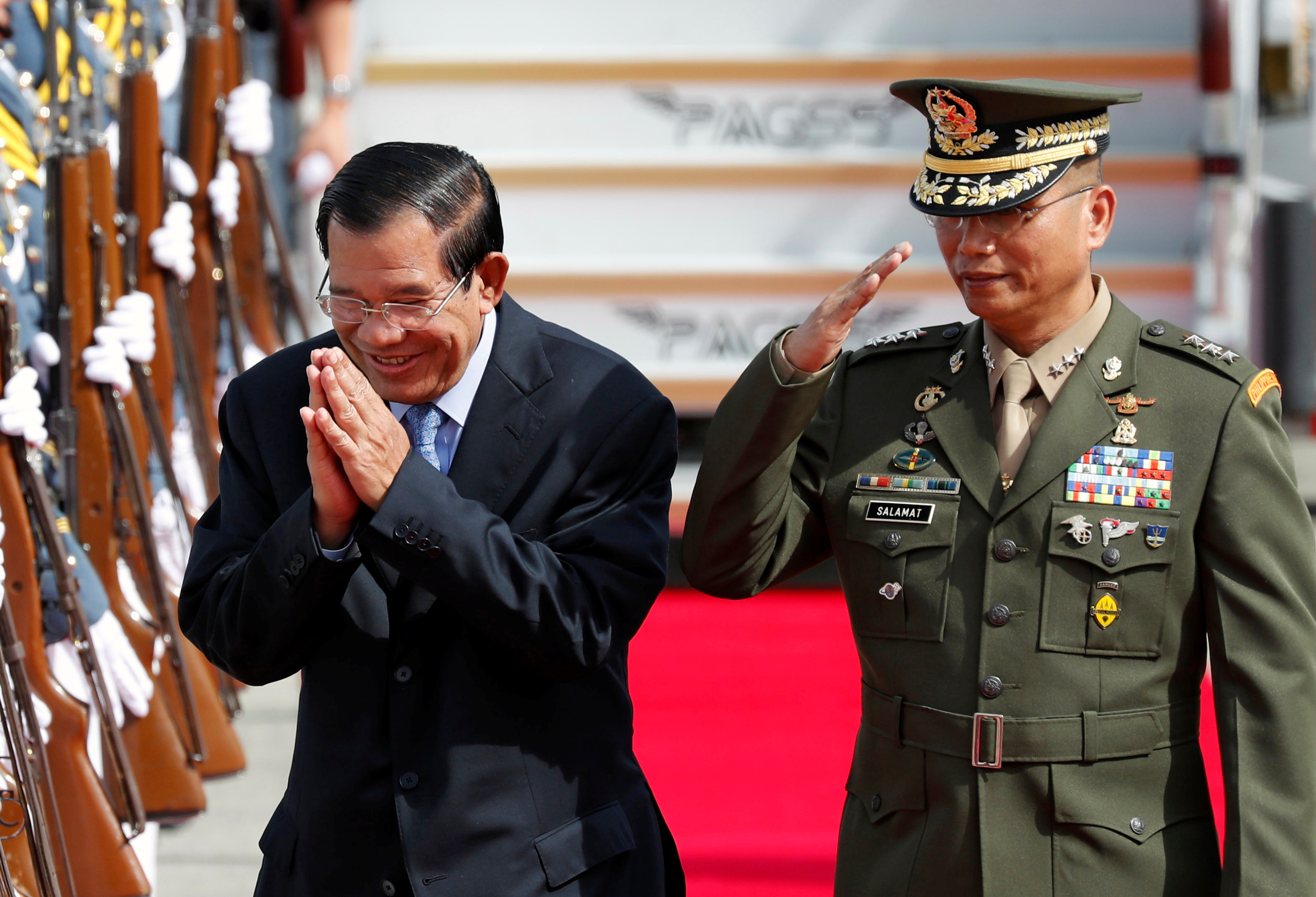رئيس وزراء كمبوديا يتفقد حرس الشرف فى الفلبين