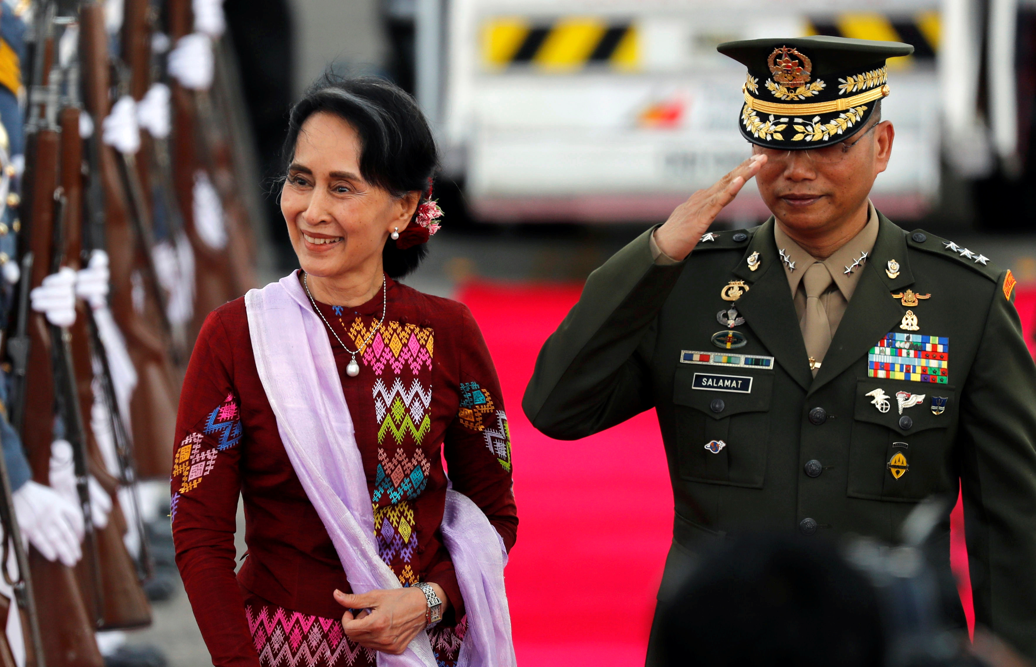 زعيمة ميانمار تستعرض حرس الشرف فى الفلبين