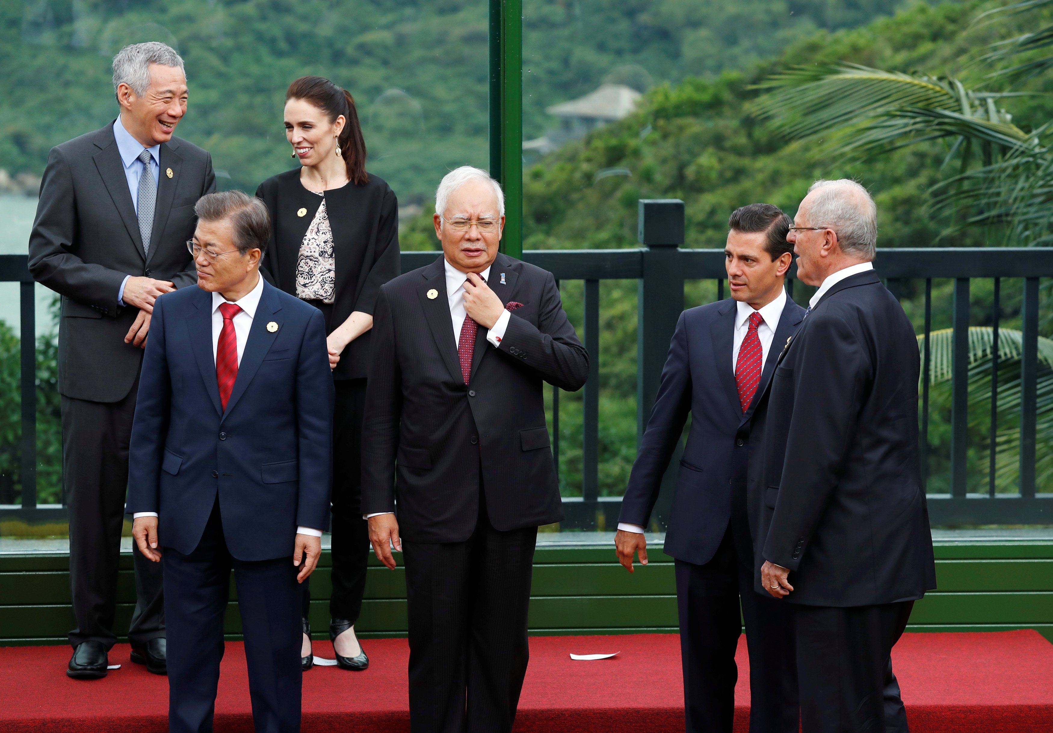 رئيس وزراء ماليزيا بجوار الرئيس الصينى