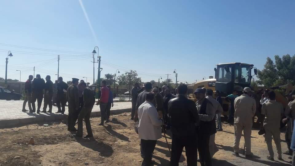 أهالى مدينة الخارجة يعترضون معدات رئاسة المركز (2)