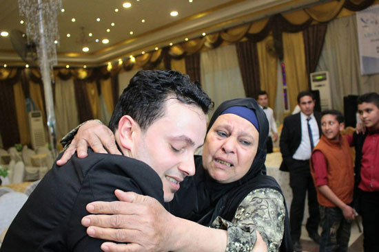 أحمد يقبل قدم والدته
