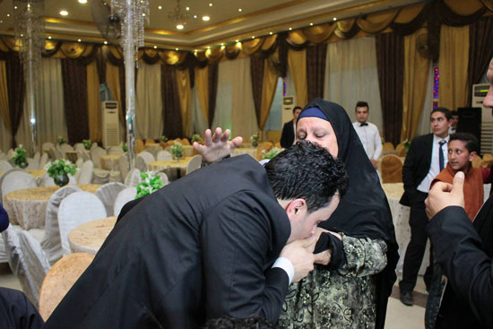 أحمد يحتصن والدته