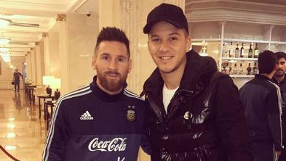 ميسي مع لاعب ريفر بليت الأرجنتينى