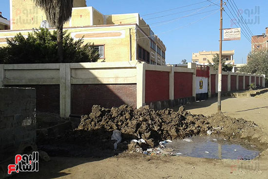 الحفرة مجاورة للمدرسة الحفرة مجاورة للمدرسة