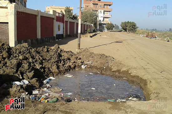 حفرة بجوار مدرسة تهدد الأطفال والمارة بقرية الكوم الطويل ببيلا حفرة بجوار مدرسة تهدد الأطفال والمارة بقرية الكوم الطويل ببيلا