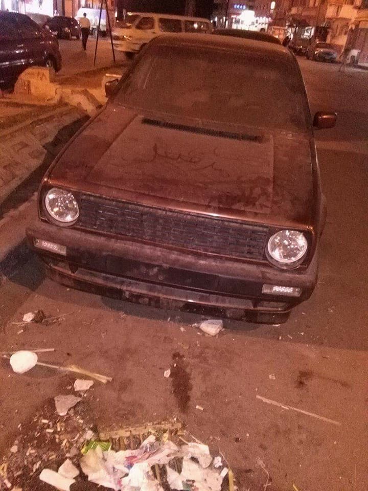 السيارة مركونة بالشارع
