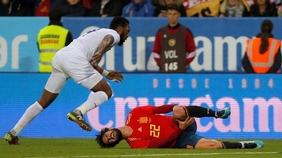 إيسكو نجم ريال مدريد خلال إصابته مع منتخب أسبانيا