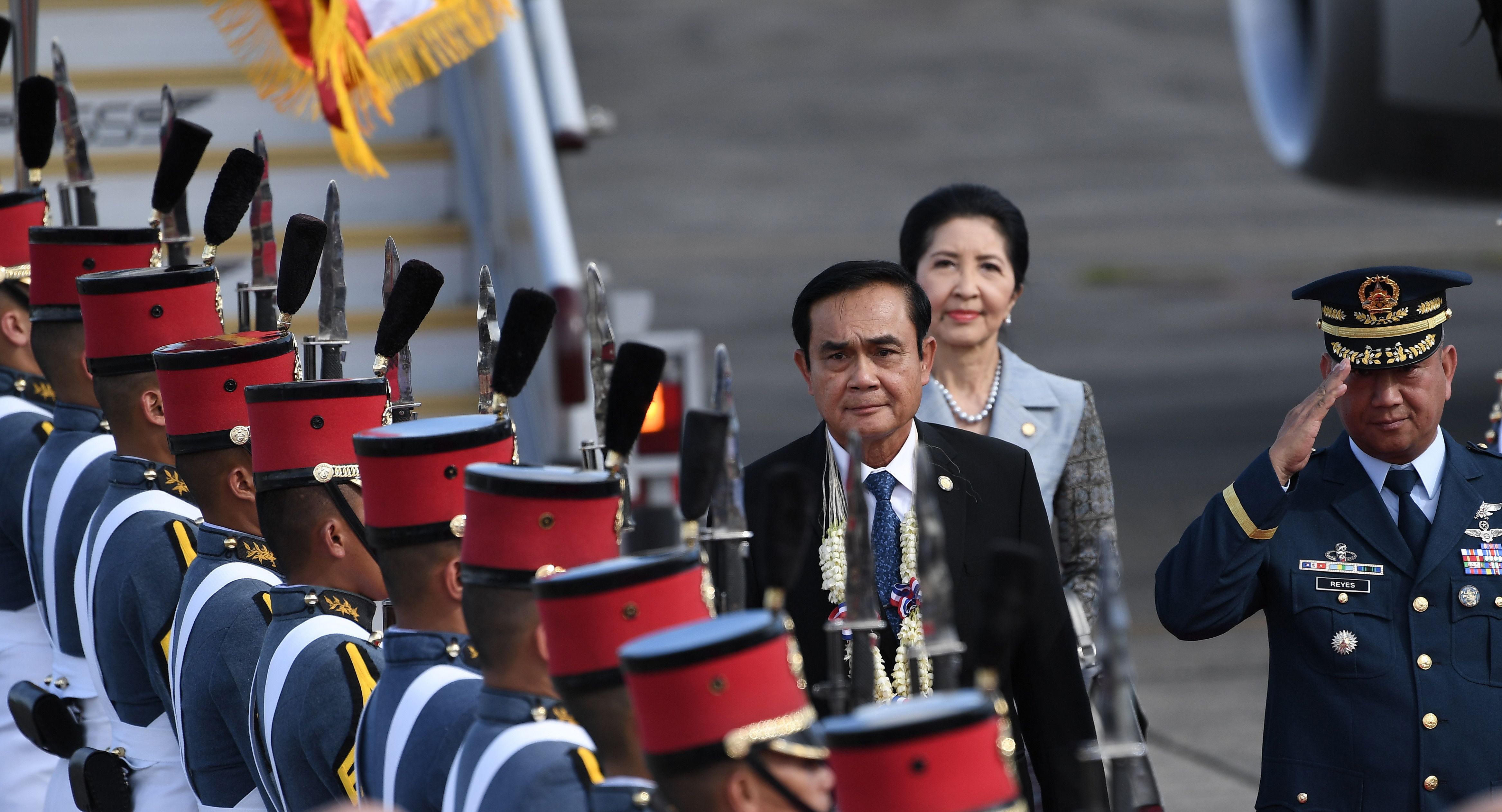 رئيس وزراء تايلاند يستعرض حرس الشرف فور وصوله الفلبين