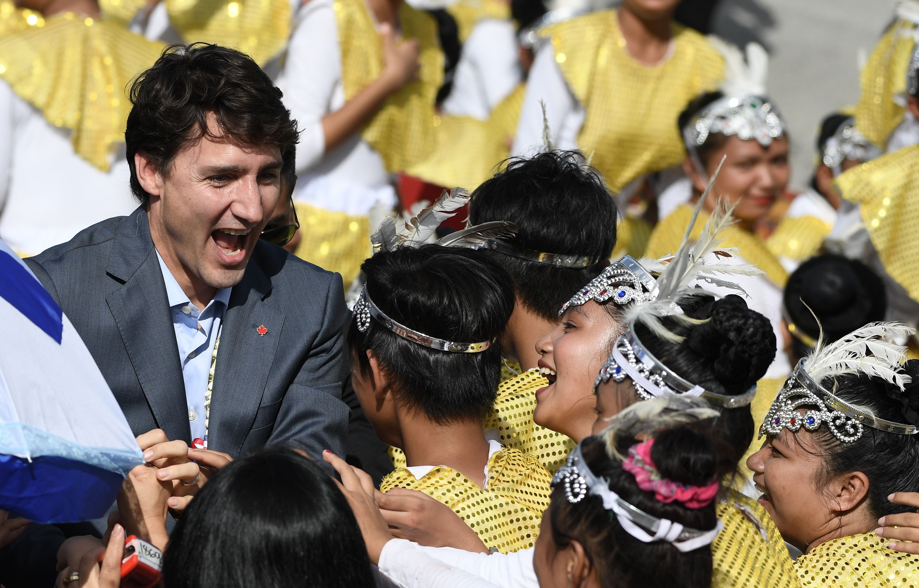 رئيس وزراء كندا يتفاعل مع احتفالات الاستقبال فى الفلبين