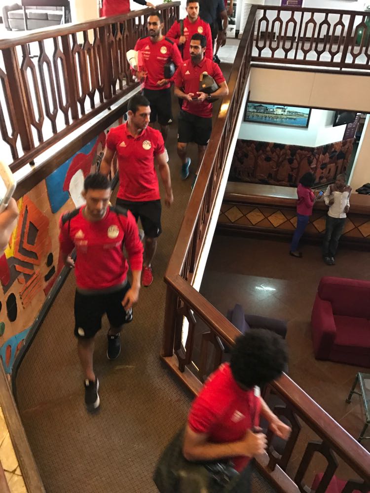 اللاعبون يغادرون الفندق