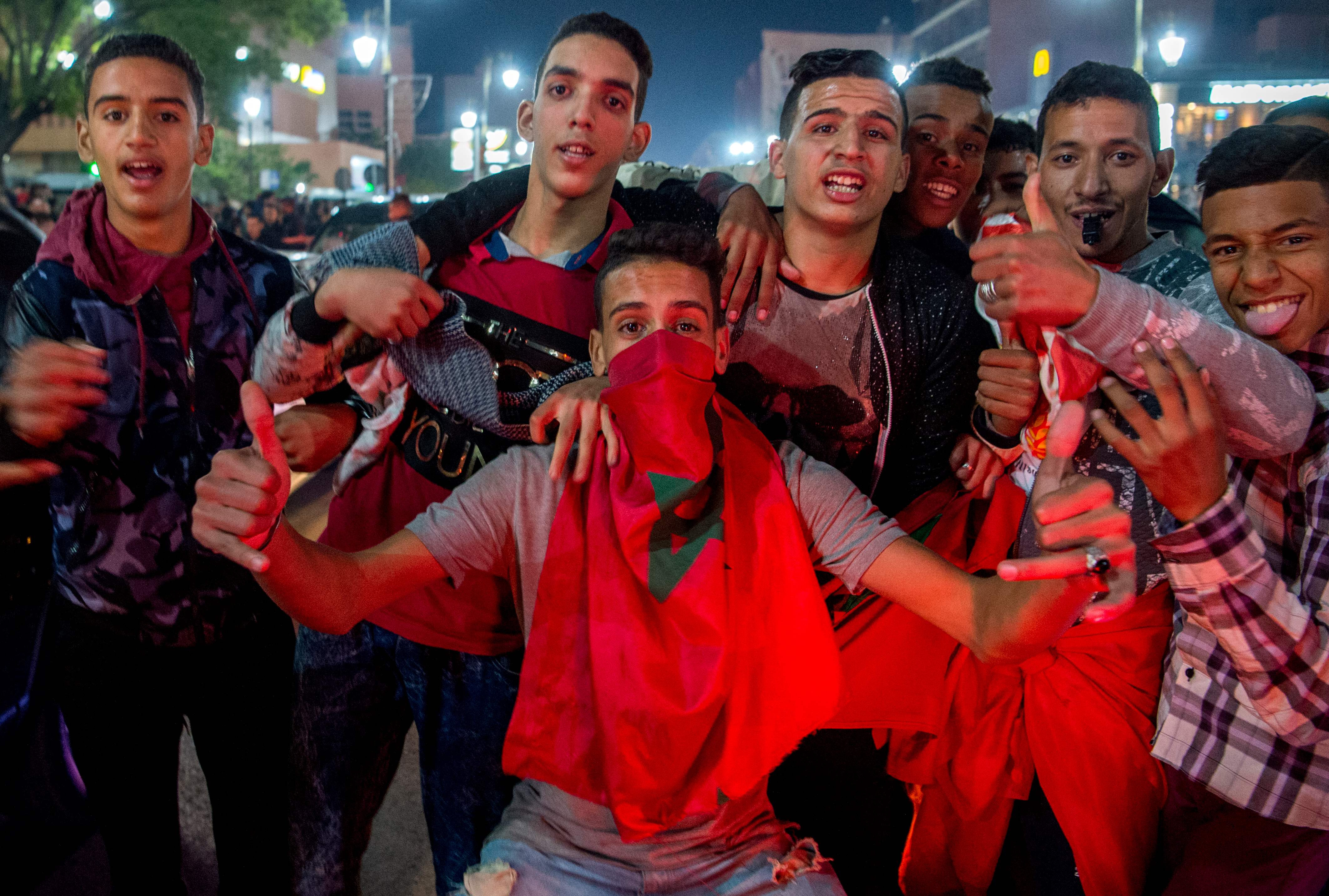علم المغرب فى يد الشباب فرحا بالتأهل لكأس العالم
