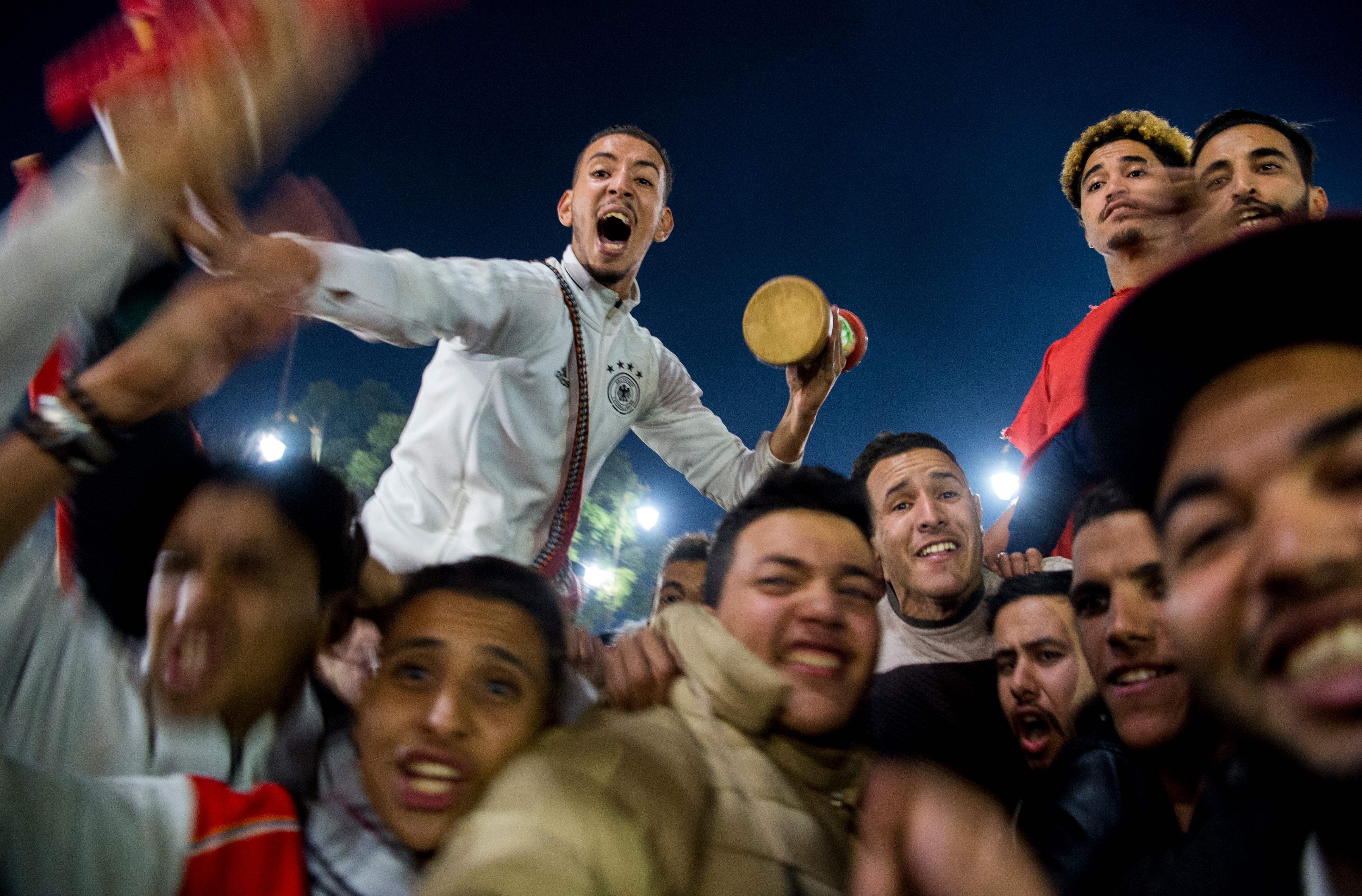 الشعب المغربى يحتفل بالتأهل لكاس العالم
