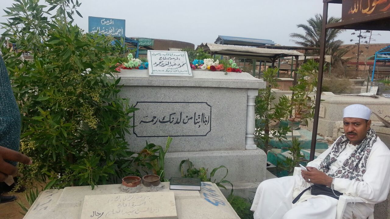 محبو محمود عبد العزيز يضعون الورد على قبرة فى ذكراه الأولى (5)