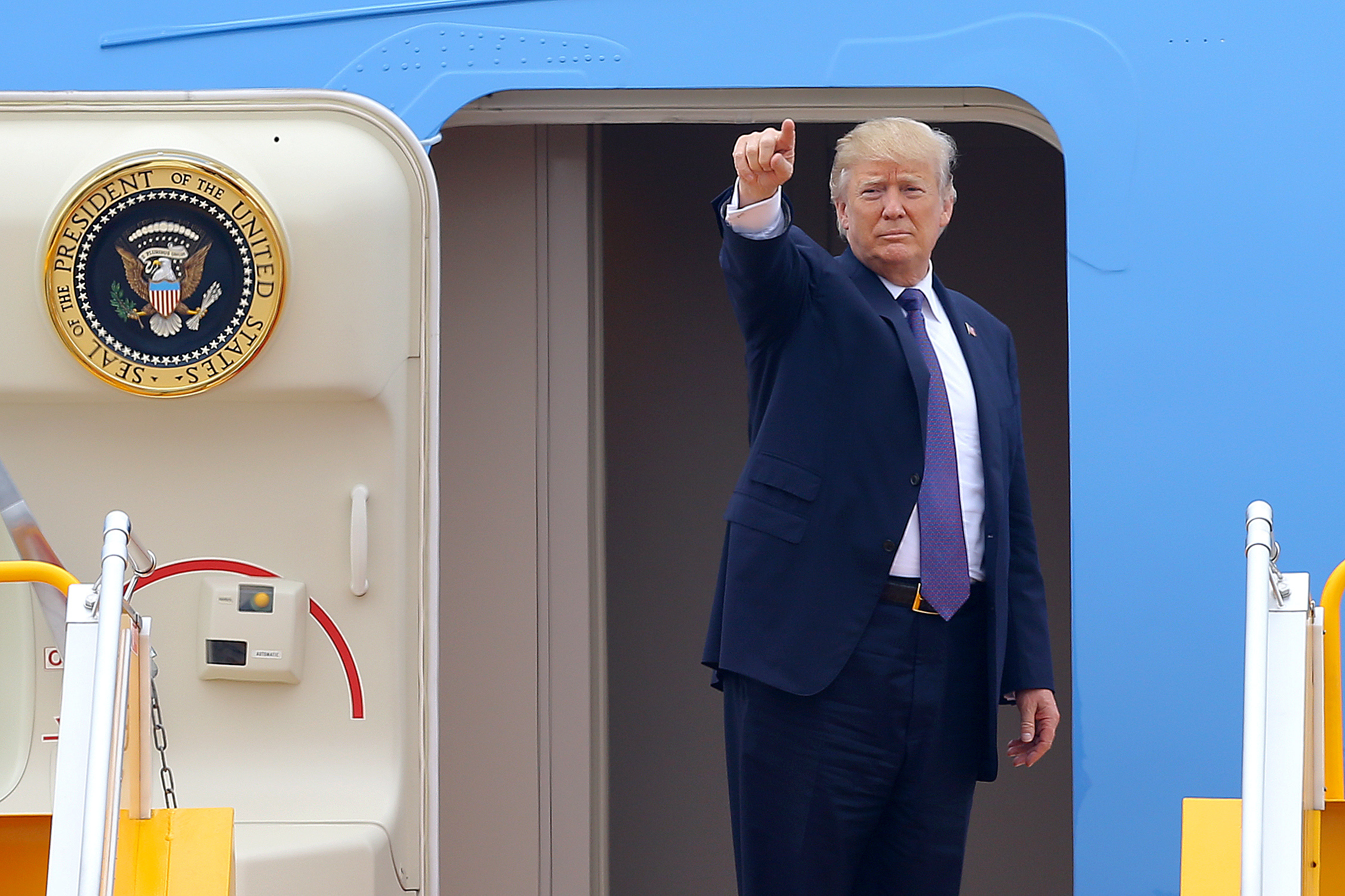 الرئيس الأمريكى يغادر فيتنام متوجها إلى الفلبين