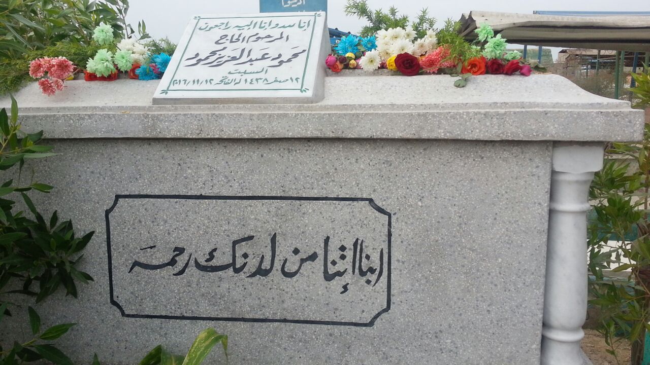 محبو محمود عبد العزيز يضعون الورد على قبرة فى ذكراه الأولى (3)