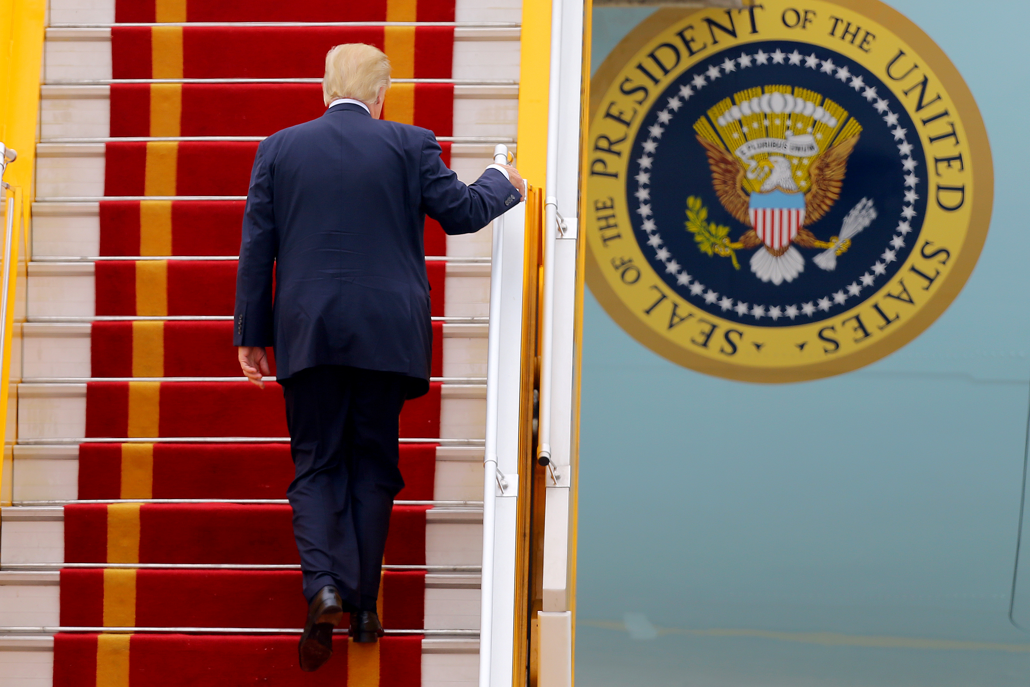 ترامب يصعد سلم الطائرة الرئاسية لمغادرة فيتنام