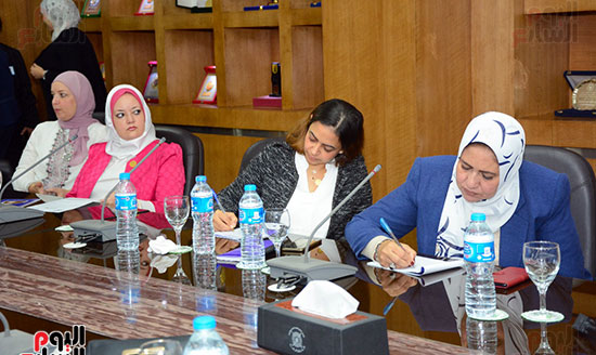 صور اجتماع الوزيرة مع نائبات البرلمان لعرض خطة الوزارة (5)