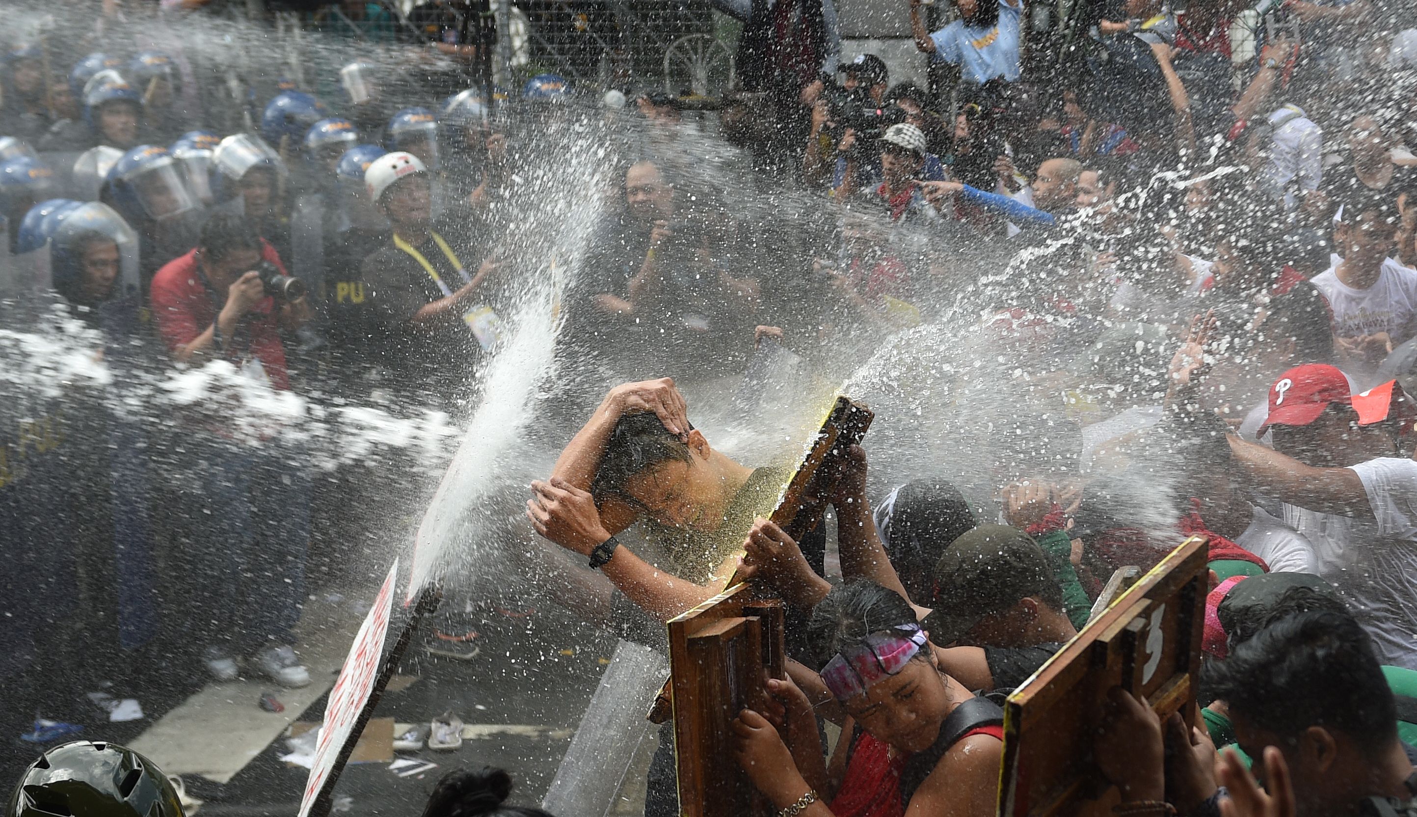 إطلاق خراطيم المياه ضد المتظاهرين