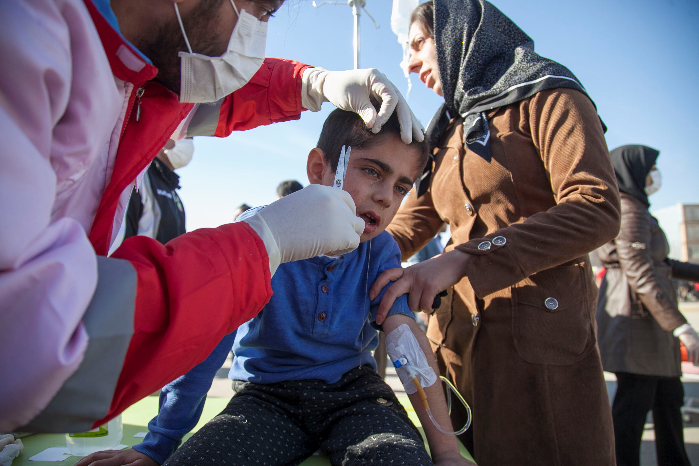إسعاف طفل مصاب فى زلزال الحدود العراقية الإيرانية